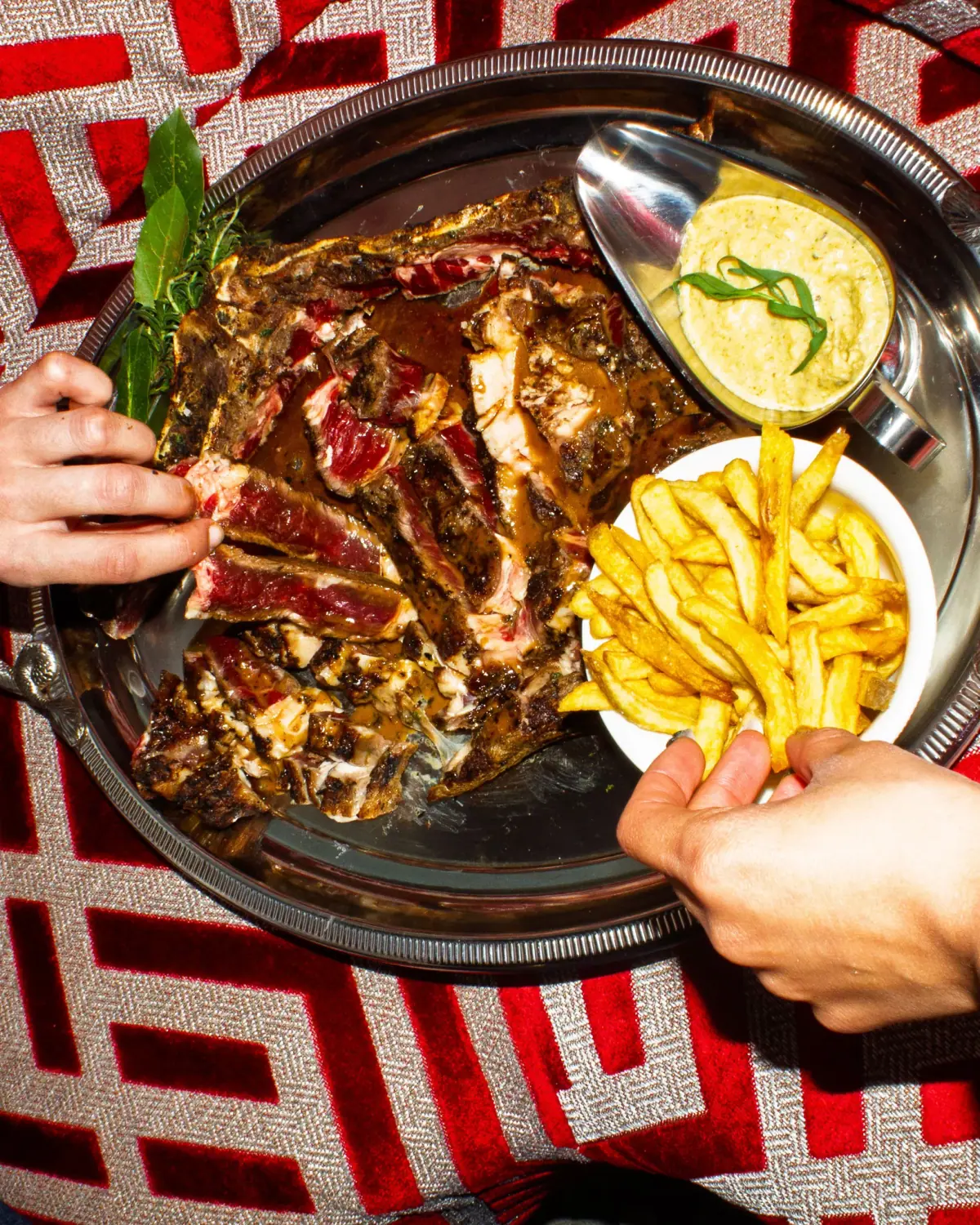 Plat de bœuf émincé avec frites maison, une spécialité du Madame Claude.