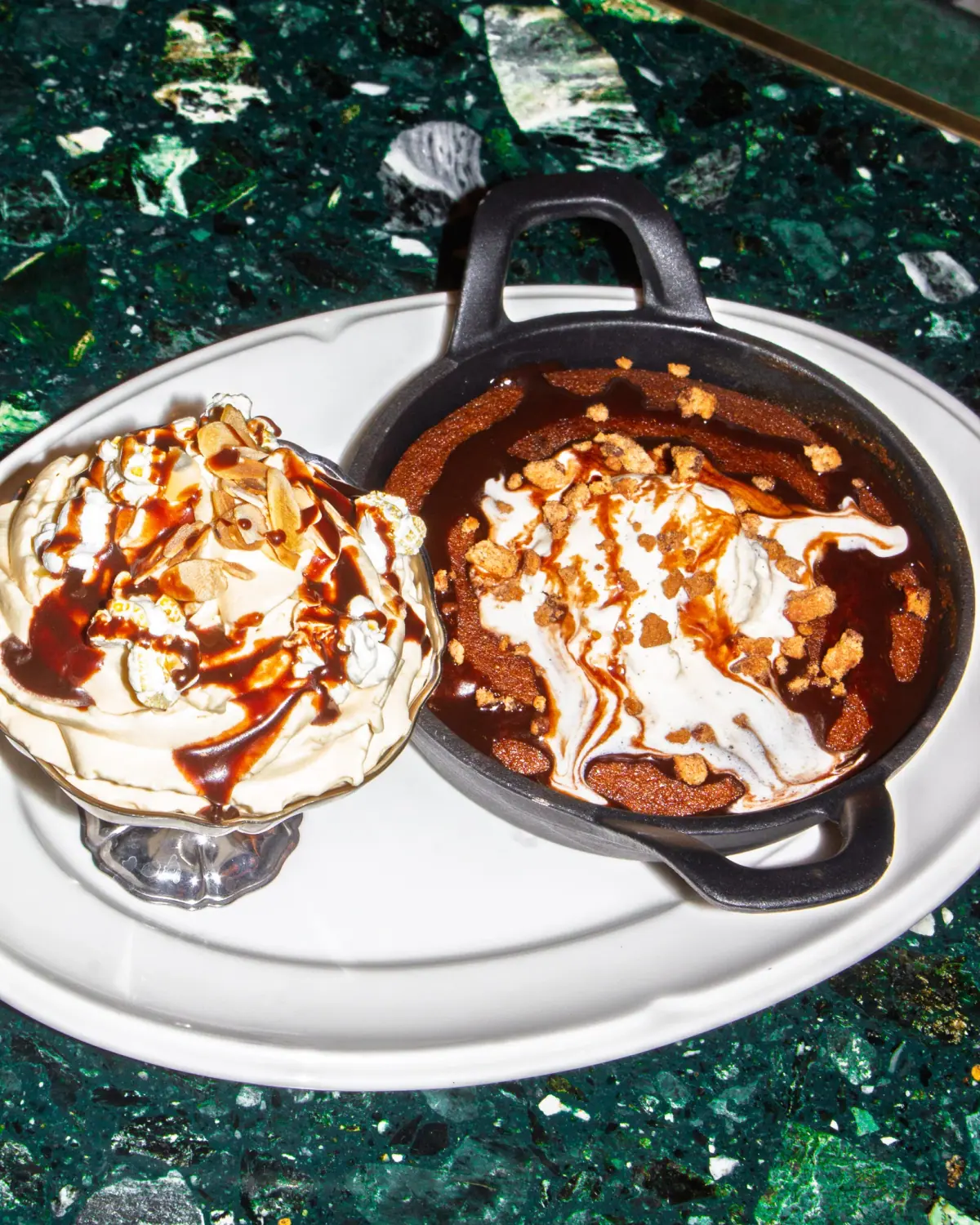 Cookie géant servi chaud en poêle avec une boule de glace vanille, dessert signature.