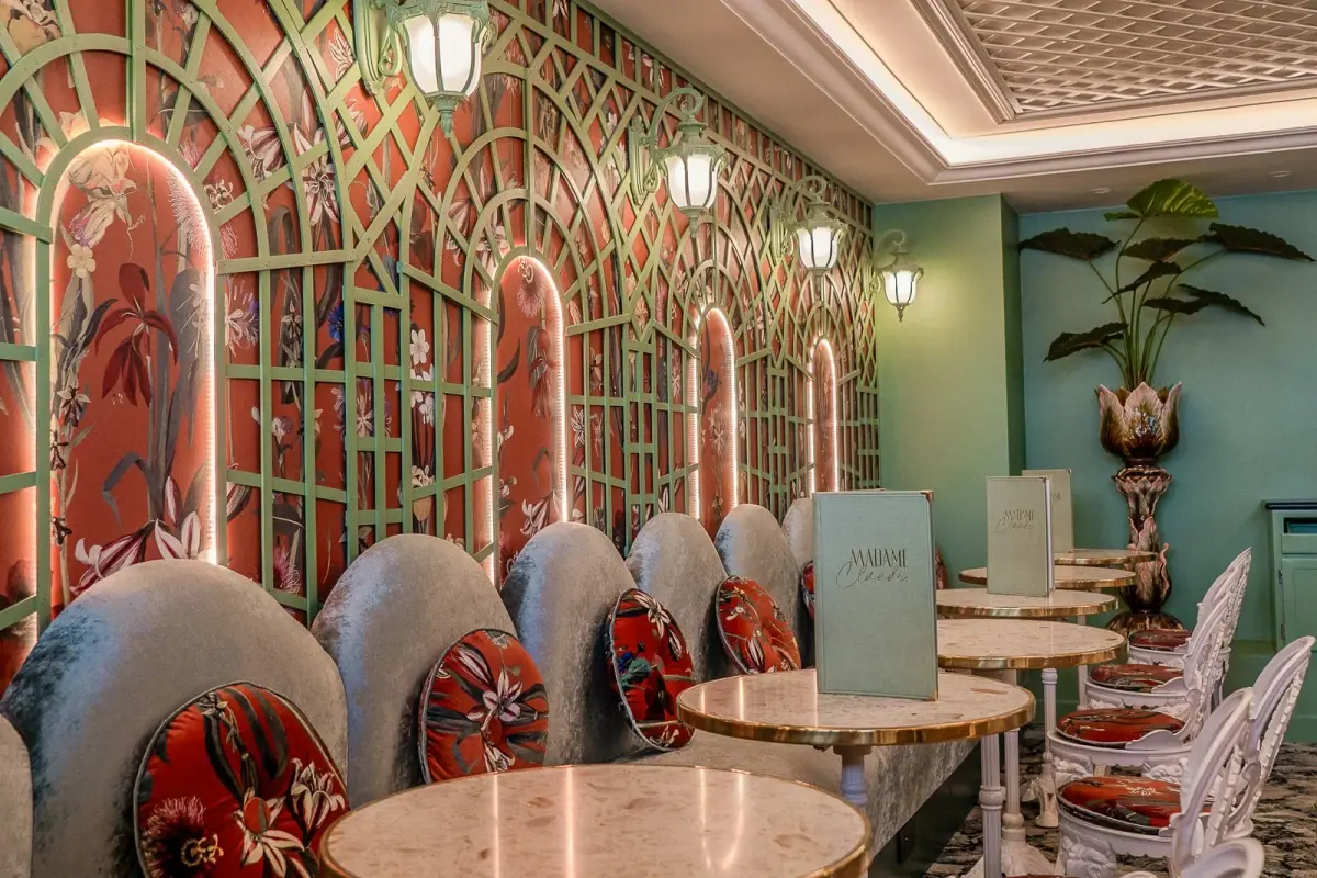 Salle du jardin secret de Madame Claude : velours, motifs floraux rétro et lumière tamisée