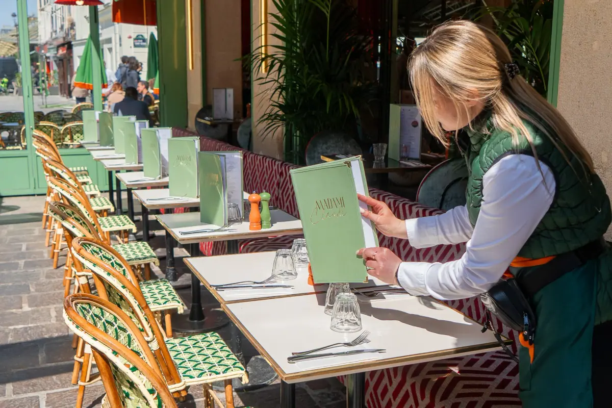 Table dressée pour un dîner au restaurant Madame Claude, à Châtelet
