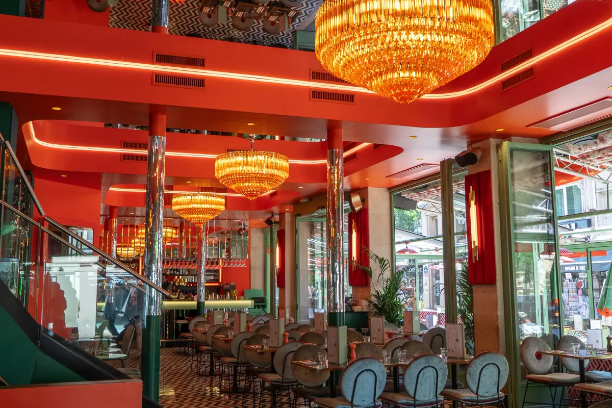 Salle années 70 de Madame Claude pour le petit-déjeuner