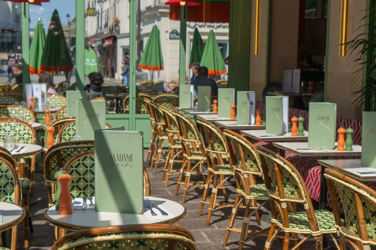 Terrasse de Madame Claude, idéale pour un petit-déjeuner à Châtelet